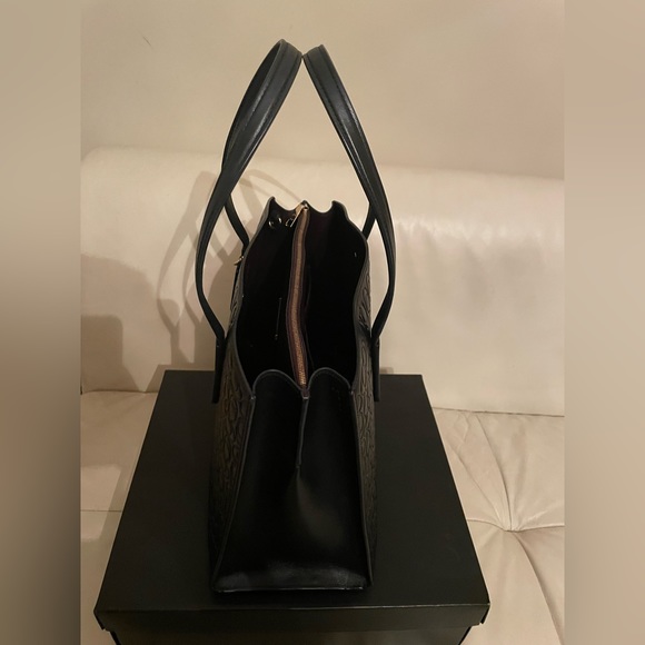 Coach handbag, Embossed signature black. Very cute - Picture 3 of 5